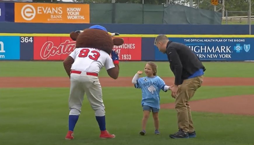 Daughter of fallen N.Y. firefighter throws out first pitch