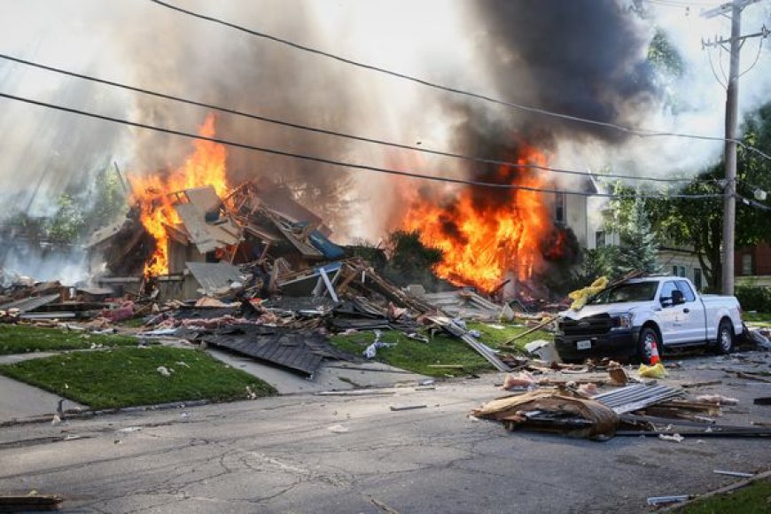 Explosion rips through 11 Ill. houses, injures FFs