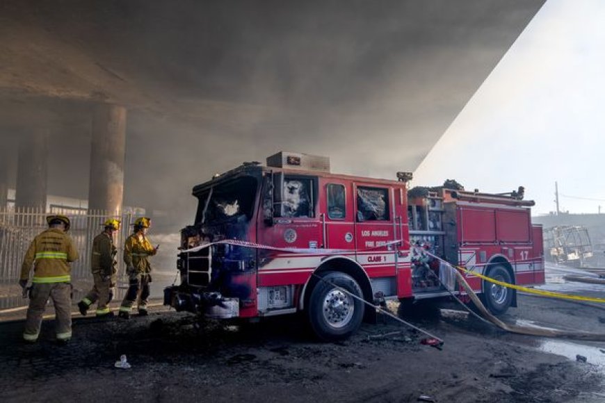 Photo, Video: LAFD fire engine burned in pallet yard blaze