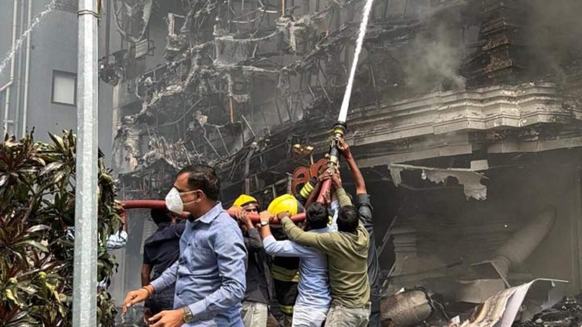 jubilee hills saree showroom fire