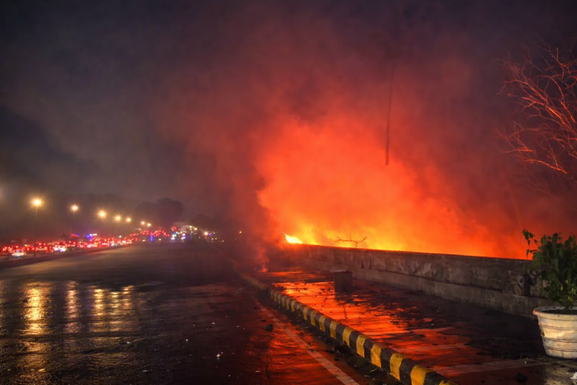 fire near Safdarjung Flyover Delhi