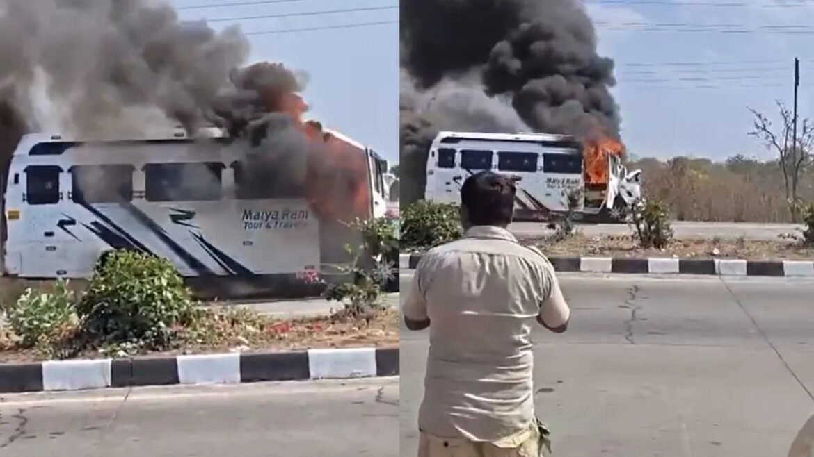 mini bus fire maharashtra